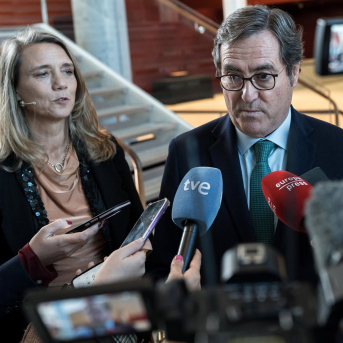 El presidente de CEOE, Antonio Garamendi, y la presidenta del Cepyme, Ángela de Miguel, ofrecen declaraciones a la prensa. Diego Radamés - Europa Press El presidente de CEOE, Antonio Garamendi, y la presidenta del Cepyme, Ángela de Miguel, ofrecen declaraciones a la prensa. Diego Radamés - Europa Press