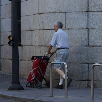 Un señor mayor camina por una calle de Madrid, a 28 de agosto de 2024, en Madrid (España)