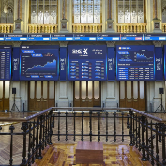 Paneles informativos en el Palacio de la Bolsa de Madrid, a 3 de febrero de 2026, en Madrid (España). Jesús Hellín - Europa Press