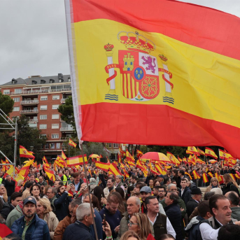 Una bandera de España gigante durante una manifestación bajo el lema, 'Defendamos la unidad’, en la Plaza de Colón de Madrid, a 29 de octubre de 2023, en Madrid (España). Jesús Hellín - Europa Press Una bandera de España gigante durante una manifestación bajo el lema, 'Defendamos la unidad’, en la Plaza de Colón de Madrid, a 29 de octubre de 2023, en Madrid (España). Jesús Hellín - Europa Press