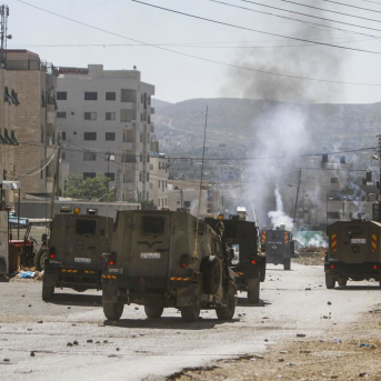 Vehículos militares blindados israelíes disparan botes de gas lacrimógeno contra palestinos durante una operación militar dentro del campamento, al este de Nablus, en la Cisjordania ocupada Europa Press/Contacto/Nasser Ishtayeh