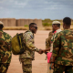 El capitán del Ejército de EEUU Darryl Padgett saluda a varios líderes del Ejército de Somalia en el Aeródromo Militar de Baledogle, en el sur de Somalia Europa Press/Contacto/U.S. Army