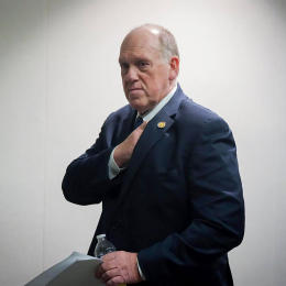 El zar de fronteras, Tom Homan, antes de una rueda de prensa. Europa Press/Contacto/Richard Tsong-Taatarii