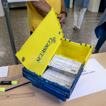 Una caja con votos por correo en un colegio electoral de Madrid  A. Pérez Meca - Europa Press