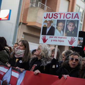 Representantes de las asociaciones de víctimas en la manifestación con el lema 'Mazón a presó', a 31 de enero de 2026, en Benetússer Jorge Gil - Europa Press