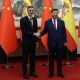El presidente del Gobierno de España, Pedro Sánchez (i) y el presidente de la República Popular China, Xi Jinping (d), en abril de 2025 Pool Moncloa/Fernando Calvo