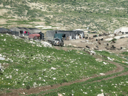 Vista general de las viviendas de los residentes beduinos palestinos de Jirbet Ibziq, en el norte del valle del Jordán, cerca de Tubas, en Cisjordania, donde se reunieron tras ser atacados por un grupo de colonos Europa Press/Contacto/Nasser Ishtayeh