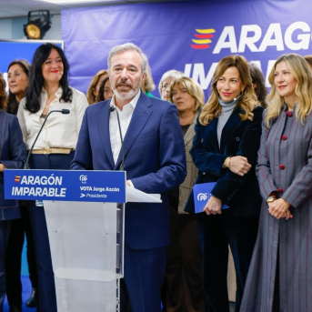 El candidato del PP a la Presidencia de Aragón, Jorge Azcón, en un acto con mujeres en la sede de los 'populares' en Zaragoza. PP ARAGÓN
