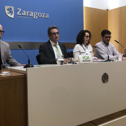 El portavoz del grupo municipal de Vox en el Ayuntamiento de Zaragoza, Julio Calvo --segundo por la izquierda-- con el resto de concejales de Vox EUROPA PRESS