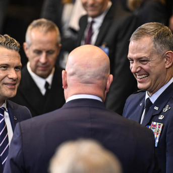 El general estadounidense, Alexus Gregory Grynkewich, junto al secretario de Defensa, Pete Hegseth,  antes de una reunión de la OTAN en Bruselas. Europa Press/Contacto/Wiktor Dabkowski