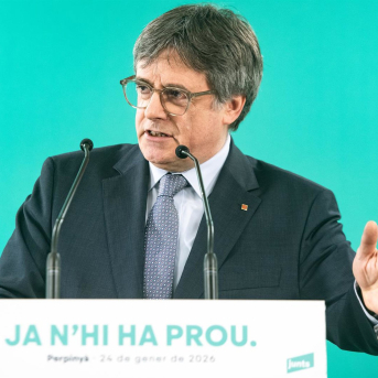 El presidente de Junts per Catalunya, Carles Puigdemont (C), ofrece declaraciones a los medios, a 24 de enero de 2026, en Perpiñán (Francia). Glòria Sánchez - Europa Press