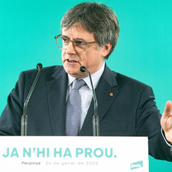 El presidente de Junts per Catalunya, Carles Puigdemont (C), ofrece declaraciones a los medios, a 24 de enero de 2026, en Perpiñán (Francia). Glòria Sánchez - Europa Press