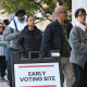 Votantes hacen fila para emitir su voto en un centro de votación anticipada para las elecciones presidenciales estadounidenses de 2024 entre Donald Trump y Kamala Harris, en Nueva York, EEUU Andrea Renault/ZUMA Press Wire/d / DPA
