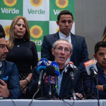 En el centro, uno de los líderes del Partido Alianza Verde Antonio Navaro Wolff, en rueda de prensa Europa Press/Contacto/Chepa Beltran