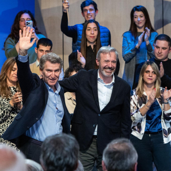 El presidente del PP, Alberto Núñez Feijóo (i) y el presidente aragonés y candidato a la reelección, Jorge Azcón (d), durante la clausura de un mitin Javier Escriche - Europa Press