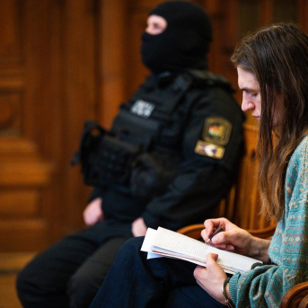 Juicio en Budapest contra Maja T., activista de izquierdas acusado de agredir a dos personas de ultraderecha en el marco de marchas neonazis. Europa Press/Contacto/Daniel Alfoldi