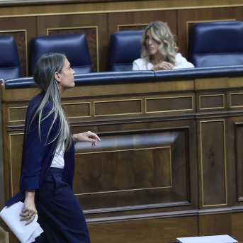 Imagen de archivo de la portavoz de Junts en el Congreso, Miriam Nogueras (i), y la vicepresidenta segunda y ministra de Trabajo y Economía Social, Yolanda Díaz (d), en el Congreso de los Diputados | Jesús Hellín (Europa Press).