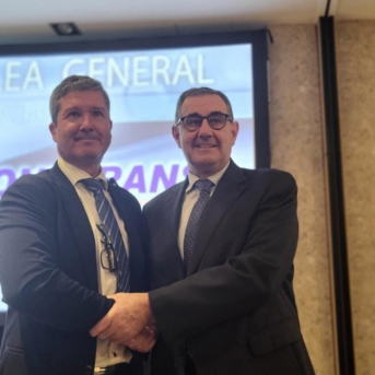 A la izquierda, Javier Arnedo, presidente del Comité Nacional del Transporte por Carretera (CNTC), y a la derecha, Carmelo González, presidente de la Confederación Española de Transporte de Mercancías (CETM) y vicepresidente del CNTC CETM