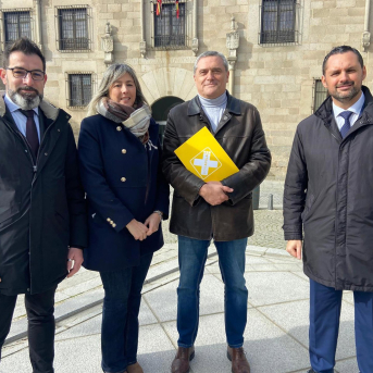 Pedro Pascual acompañado por responsables de Por Ávila en el registro de la candidatura para las elecciones del 15 de marzo POR ÁVILA