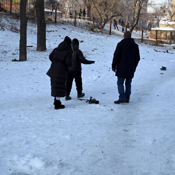 Un grupo de personas mira los restos de un dron tras un ataque contra la capital de Ucrania, Kiev (archivo) Europa Press/Contacto/Evgen_kotenko