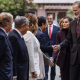 El Rey Felipe VI (i) y la reina Letizia (2i) saludan al president de la Generalitat Valenciana, Juanfran Pérez Llorca (3d); y a la alcaldesa de Valencia, María José Catalá (3i). Rober Solsona - Europa Press