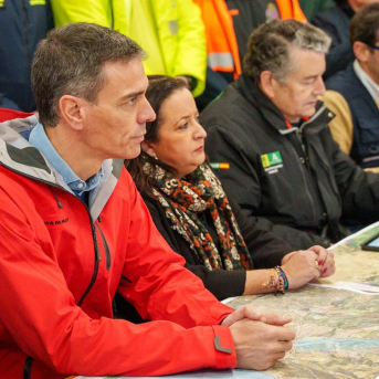 El presidente del Gobierno, Pedro Sánchez, en el puesto de mando avanzado por el temporal en San Roque (Cádiz) FRANCISCO J. OLMO/EUROPA PRESS