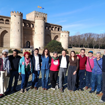 Miembros de la coalición IU-Movimiento Sumar, encabezados por la número uno por Zaragoza, Marta Abengochea, junto al Palacio de la Aljafería, en el último día de campaña. IU ARAGÓN