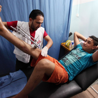 Un trabajador de MSF atiende a un herido en Gaza  Europa Press/Contacto/Mahmoud Ajour