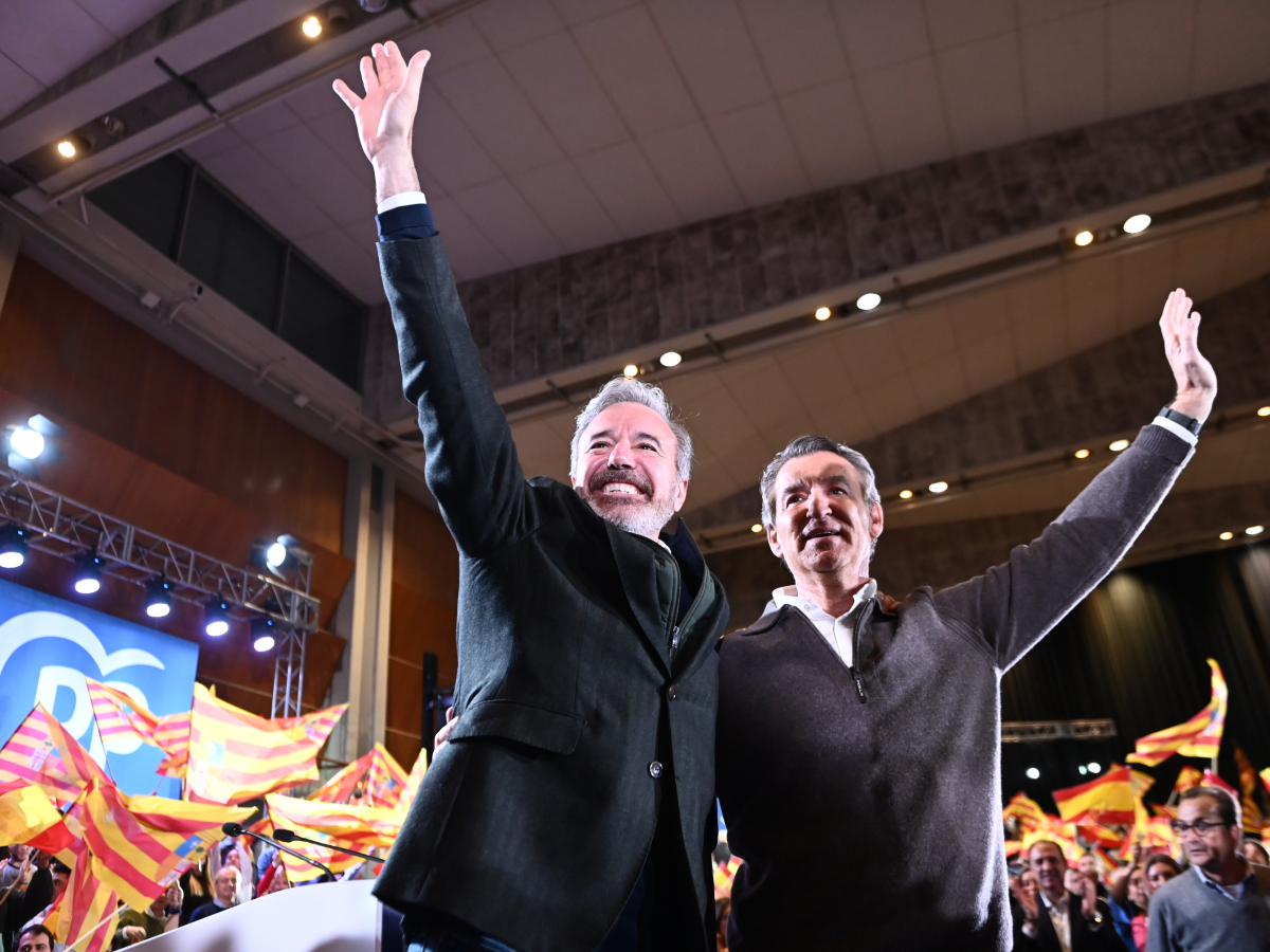 El presidente del PP, Alberto Núñez Feijóo, junto al candidato a la reelección a la Presidencia de Aragón, Jorge Azcón |Ramón Comet / Europa Press