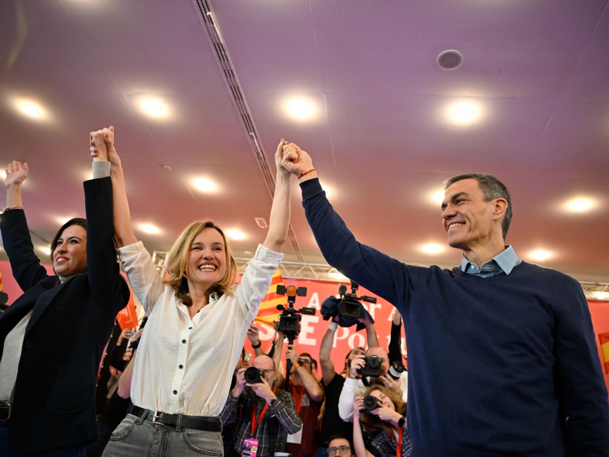 El secretario general del PSOE y presidente del Gobierno, Pedro Sánchez, y la candidata socialista Pilar Alegría | Marcos Cebrián / Europa Press