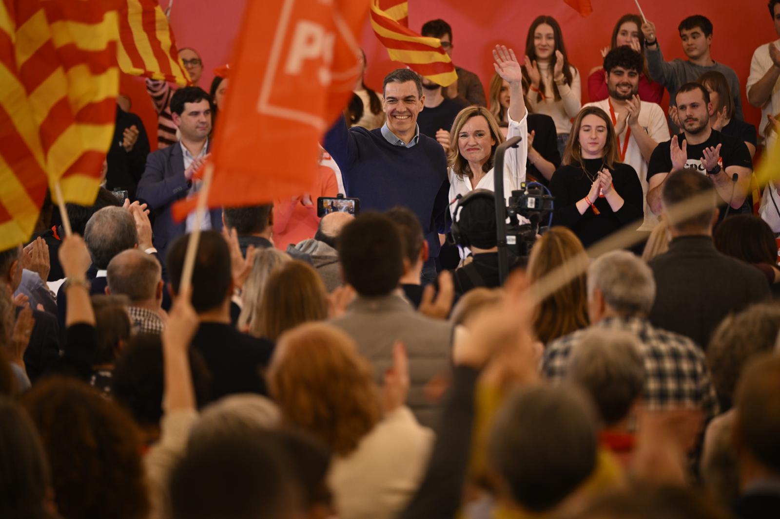 El presidente del Gobierno, Pedro Sánchez, y la candidata socialista, Pilar Alegría, en un mitin en Zaragoza El presidente del Gobierno, Pedro Sánchez, y la candidata socialista, Pilar Alegría, en un mitin en Zaragoza