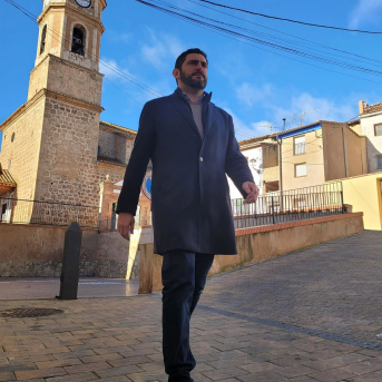 El candidato de Vox a la Presidencia del Gobierno de Aragón, Alejandro Nolasco, paseando por Villastar. ALEJANDRO NOLASCO