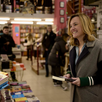 La candidata del PSOE a la Presidencia del Gobierno de Aragón, Pilar Alegría, acude en la jornada de reflexión a comprar un libro, en la Librería Cálamo, en Zaragoza. MARCOS CEBRIÁN / EUROPA PRESS La candidata del PSOE a la Presidencia del Gobierno de Aragón, Pilar Alegría, acude en la jornada de reflexión a comprar un libro, en la Librería Cálamo, en Zaragoza. MARCOS CEBRIÁN / EUROPA PRESS
