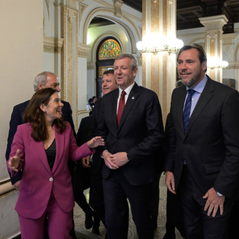 (I-D) La alcaldesa de A Coruña, Inés Rey, el presidente de la Xunta de Galicia, Alfonso Rueda, y el ministro de Transportes y Movilidad Sostenible, Óscar Puente, a 16 de mayo de 2024. M. Dylan - Europa Press
