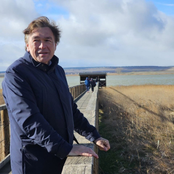 El candidato de Teruel Existe, Tomás Guitarte, en el humedal de la Laguna de Gallocanta. TERUEL EXISTE