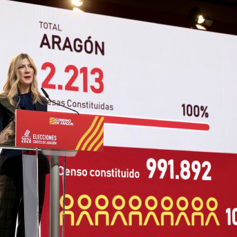 La vicepresidenta del Gobiern de Aragón, Mar Vaquero, en su primera comparecencia en la jornada electoral. FABIÁN SIMÓN/GOBIERNO DE ARAGÓN