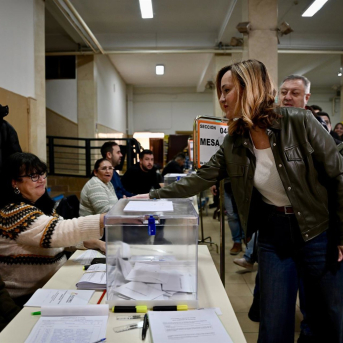 La candidata del PSOE a la Presidencia al Gobierno de Aragón, Pilar Alegría, ejerce su derecho al voto, en el IES Goya. Marcos Cebrián - Europa Press