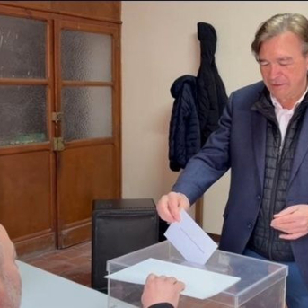 El candidato de Teruel Existe a la Presidencia de Aragón, Tomás Guitarte, vota en Navarrete del Río, localidad de Calamocha. TERUEL EXISTE