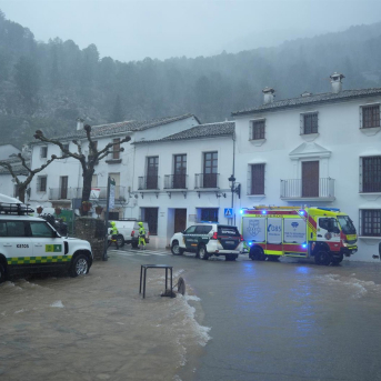 Distintos cuerpos de bomberos trabajan en labores de achique de agua en calles y vivendas de la localidad gaditana de Grazalema en una imagen de archivo. Joaquín Corchero - Europa Press Distintos cuerpos de bomberos trabajan en labores de achique de agua en calles y vivendas de la localidad gaditana de Grazalema en una imagen de archivo. Joaquín Corchero - Europa Press
