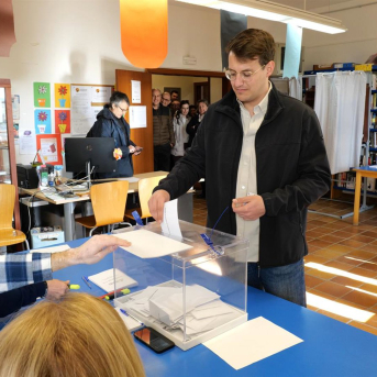 El candidato de CHA a la Presidencia de Aragón, Jorge Pueyo, ejerce su derecho al voto en Fonz (Huesca). CHA