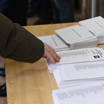 Aragoneses votan en un colegio electoral, a 8 de febrero de 2026, en Zaragoza, Aragón (España). Ramón Comet - Europa Press