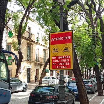 Cartelería avisando de indicaciones ante fuertes lluvias en el centro urbano de Jerez. AYUNTAMIENTO DE JEREZ