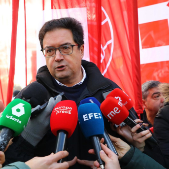 El secretario general del PSOE de Madrid , Óscar López, ofrece declaraciones a los medios antes del comienzo de la manifestación en defensa del sistema público de salud de Madrid, a 8 de febrero de 2026, en Madrid (España). Rafael Bastante - Europa Press