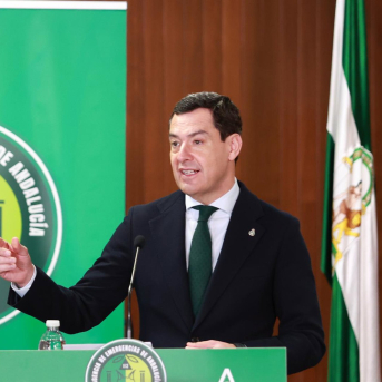 El presidente de la Junta de Andalucía, Juanma Moreno, interviene tras la reunión del comité asesor del Plan de Emergencias en la Sede de 112 Emergencias, a 3 de febrero de 2026 en Sevilla (Andalucía, España).  Rocío Ruz - Europa Press