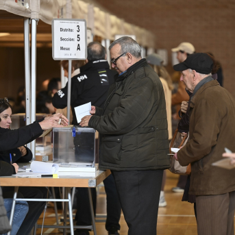 Aragoneses votando en un colegio electoral de Huesca | Europapress