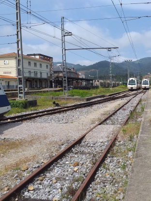 Vías del tren de la red de cercanías de Asturias. MINISTERIO DE TRANSPORTES Y MOVILIDAD SOSTENIBLE