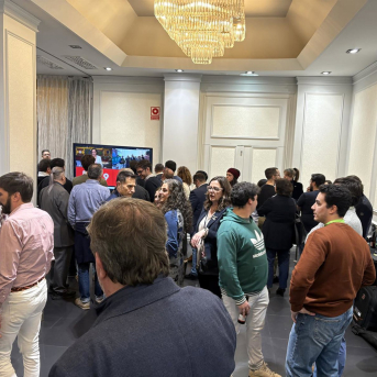 Los militantes de Vox, a la espera de la comparecencia de los candidatos en la noche electoral del 8F. EUROPA PRESS.