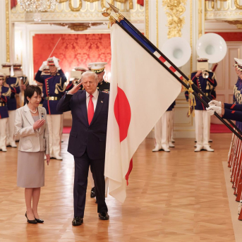 El presidente de Estados Unidos, Donald Trump, junto a la primera ministra japonesa, Sanae Takaichi, en una visita a Japón Europa Press/Contacto/POOL
