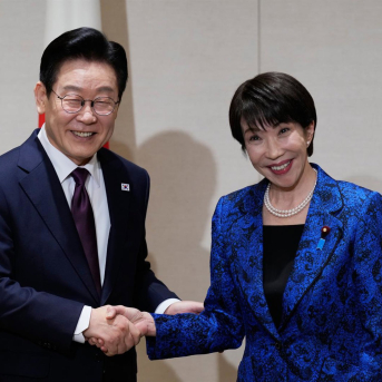 La primera ministra de Japón, Sanae Takaichi (d), y el presidente de Corea del Sur, Lee Jae Myung (i), durante una rueda de prensa conjunta después de su encuentro en la ciudad japonesa de Nara en enero de 2026 (archivo) Europa Press/Contacto/POOL