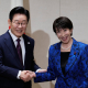 La primera ministra de Japón, Sanae Takaichi (d), y el presidente de Corea del Sur, Lee Jae Myung (i), durante una rueda de prensa conjunta después de su encuentro en la ciudad japonesa de Nara en enero de 2026 (archivo) Europa Press/Contacto/POOL